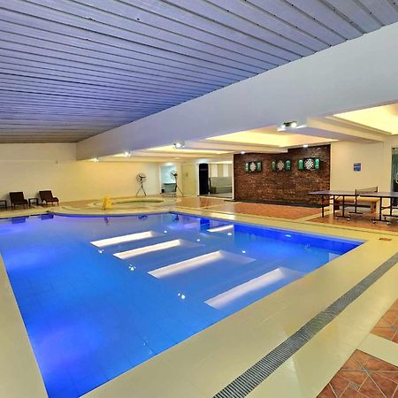 Burgundy Mckinley Place Service Apartment Manila Ngoại thất bức ảnh