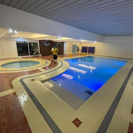 Burgundy Mckinley Place Service Apartment Manila Ngoại thất bức ảnh