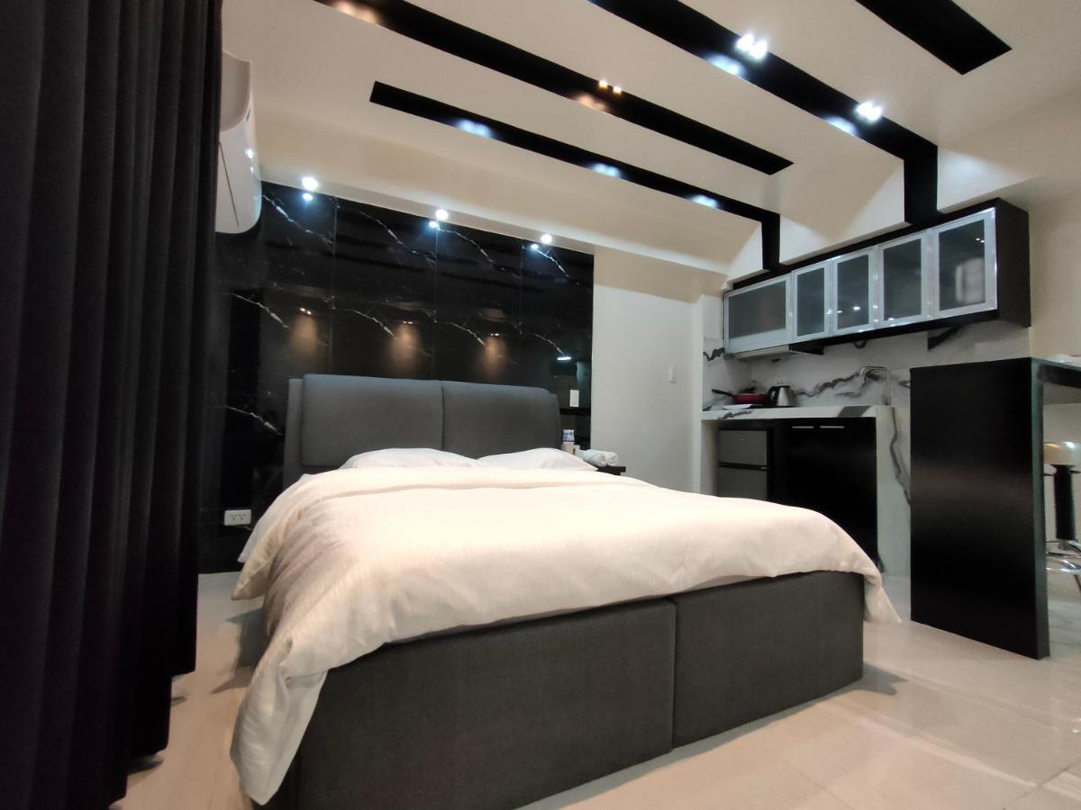 Burgundy Mckinley Place Service Apartment Manila Ngoại thất bức ảnh