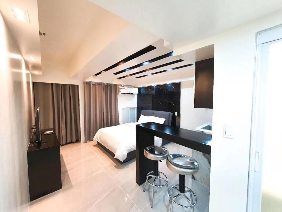 Burgundy Mckinley Place Service Apartment Manila Ngoại thất bức ảnh