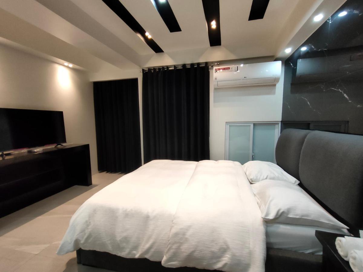 Burgundy Mckinley Place Service Apartment Manila Ngoại thất bức ảnh