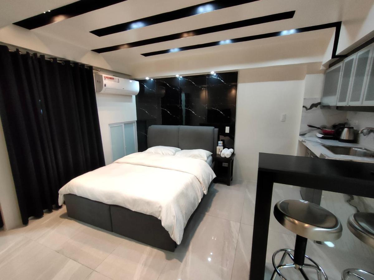Burgundy Mckinley Place Service Apartment Manila Ngoại thất bức ảnh