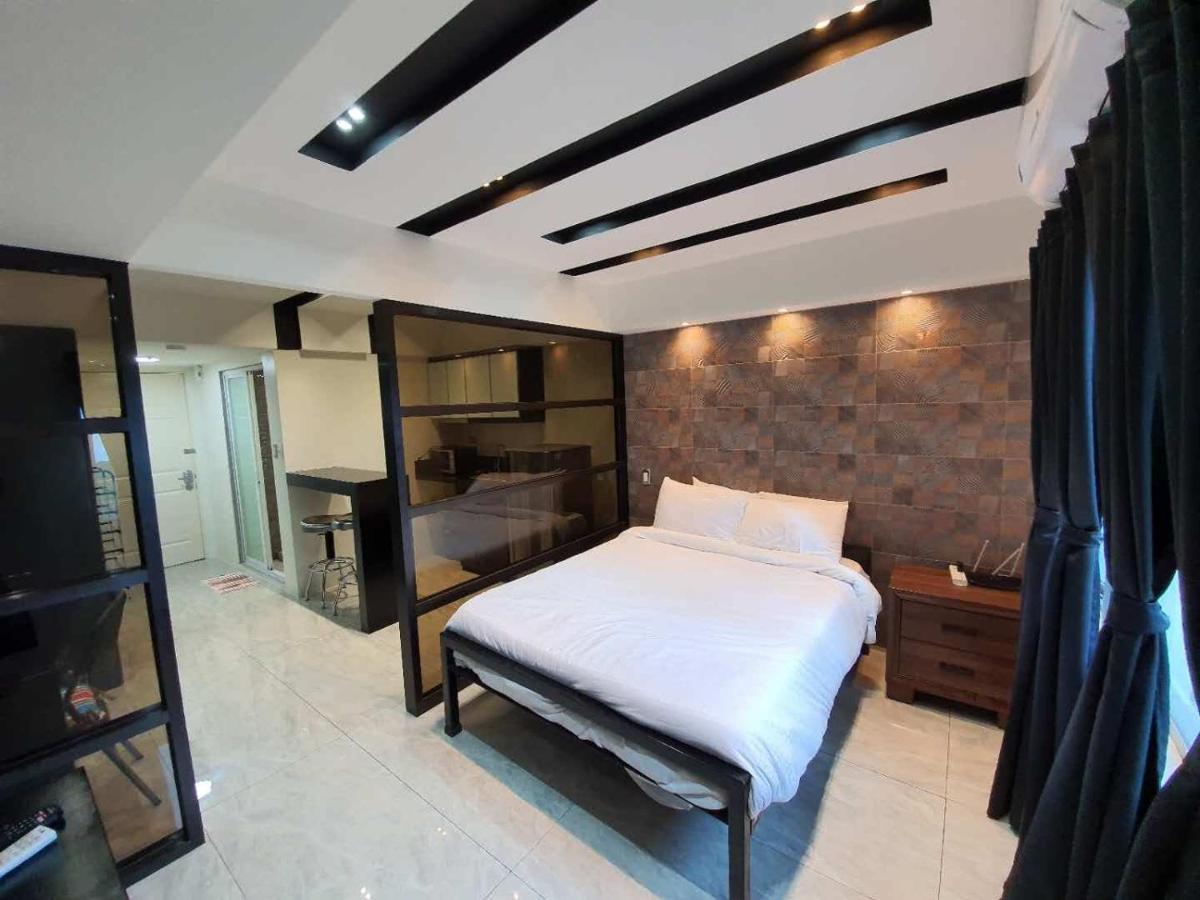 Burgundy Mckinley Place Service Apartment Manila Ngoại thất bức ảnh
