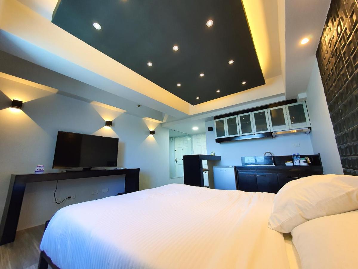 Burgundy Mckinley Place Service Apartment Manila Ngoại thất bức ảnh