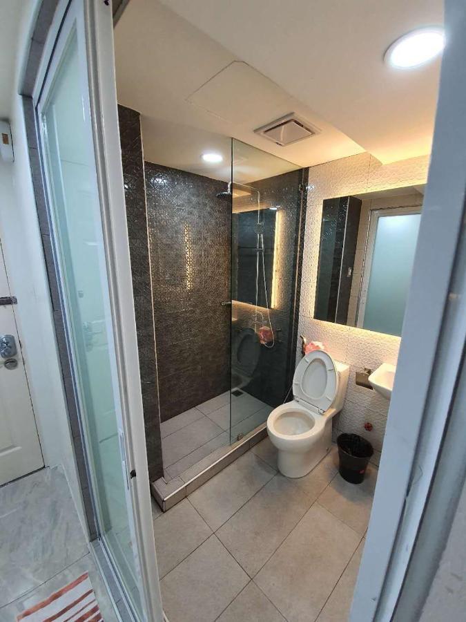 Burgundy Mckinley Place Service Apartment Manila Ngoại thất bức ảnh