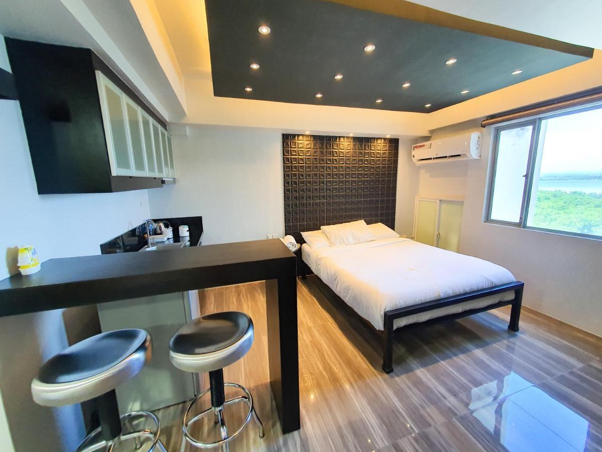 Burgundy Mckinley Place Service Apartment Manila Ngoại thất bức ảnh