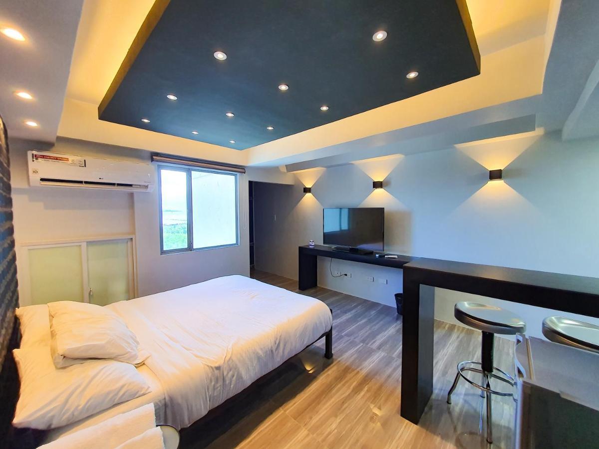 Burgundy Mckinley Place Service Apartment Manila Ngoại thất bức ảnh