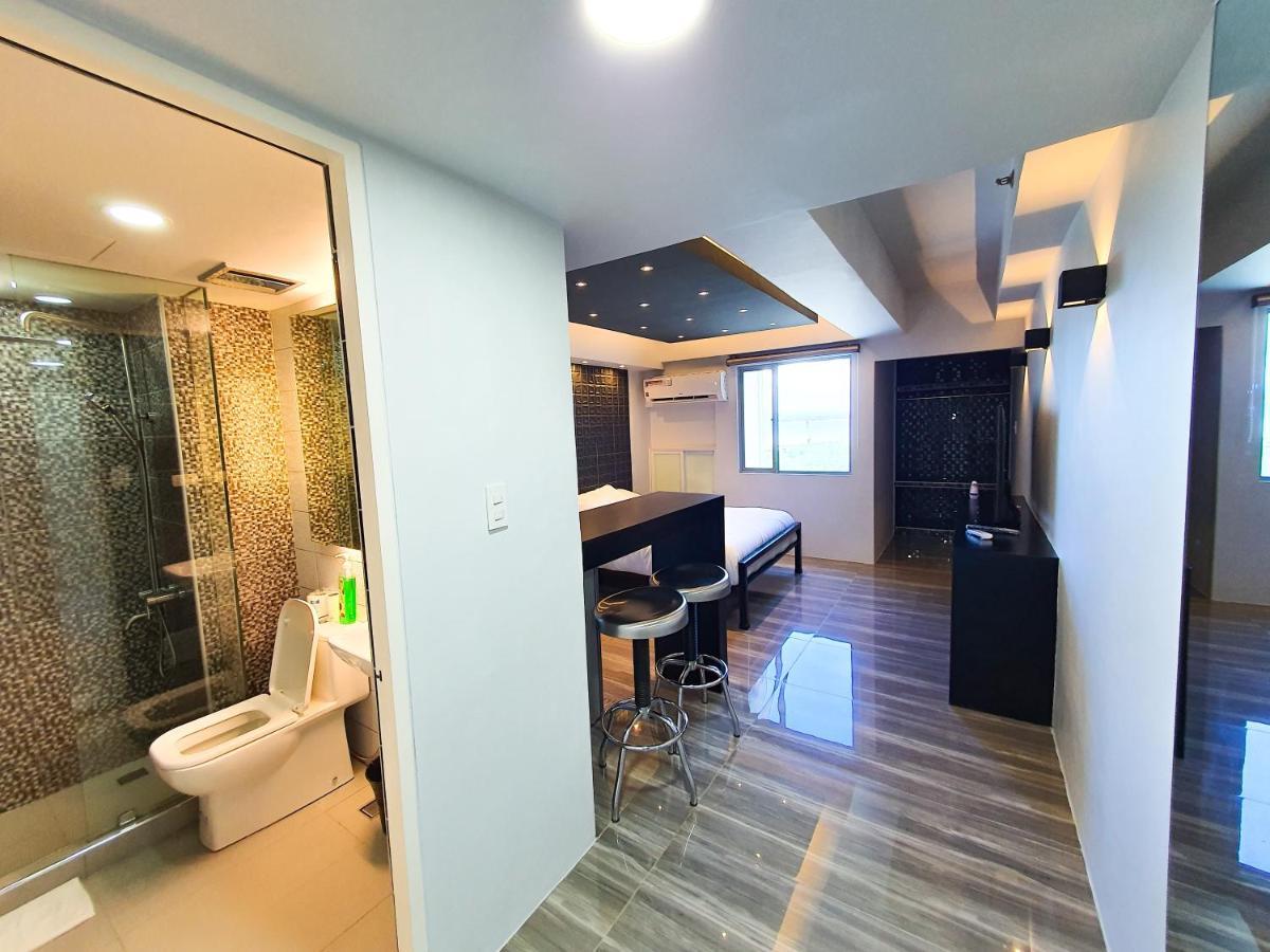 Burgundy Mckinley Place Service Apartment Manila Ngoại thất bức ảnh