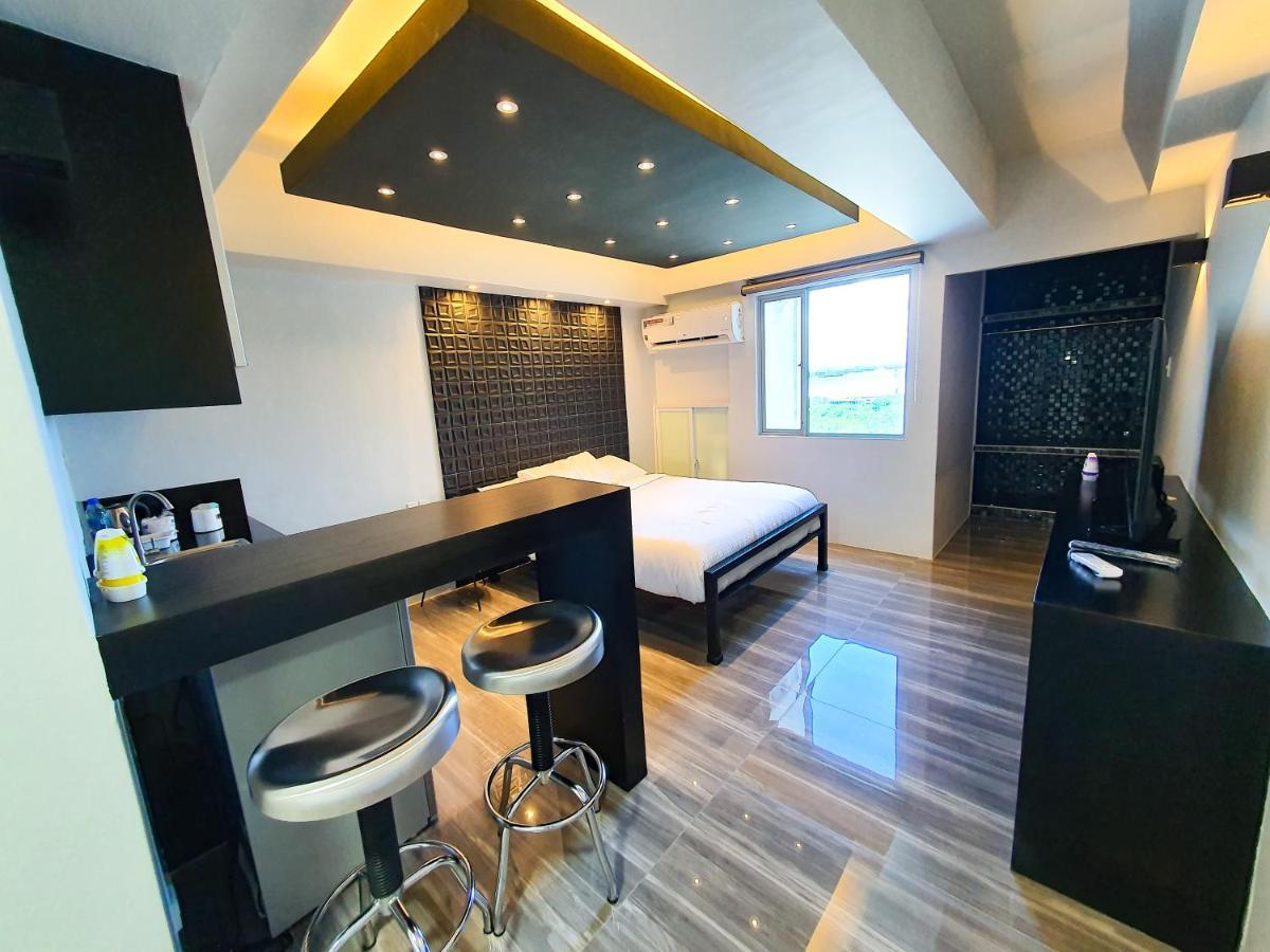 Burgundy Mckinley Place Service Apartment Manila Ngoại thất bức ảnh