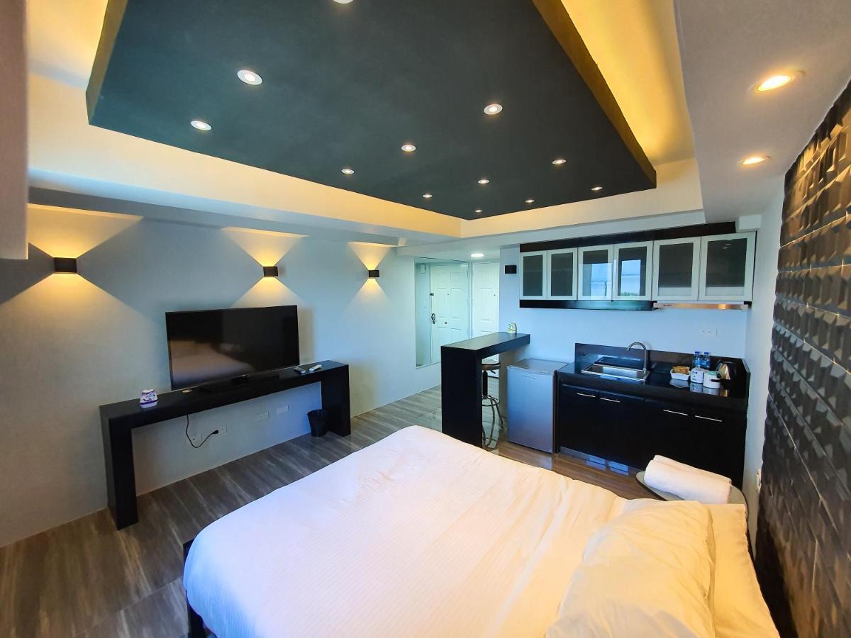 Burgundy Mckinley Place Service Apartment Manila Ngoại thất bức ảnh