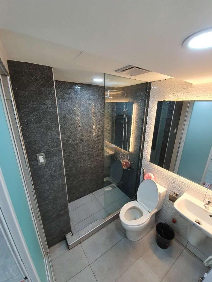 Burgundy Mckinley Place Service Apartment Manila Ngoại thất bức ảnh