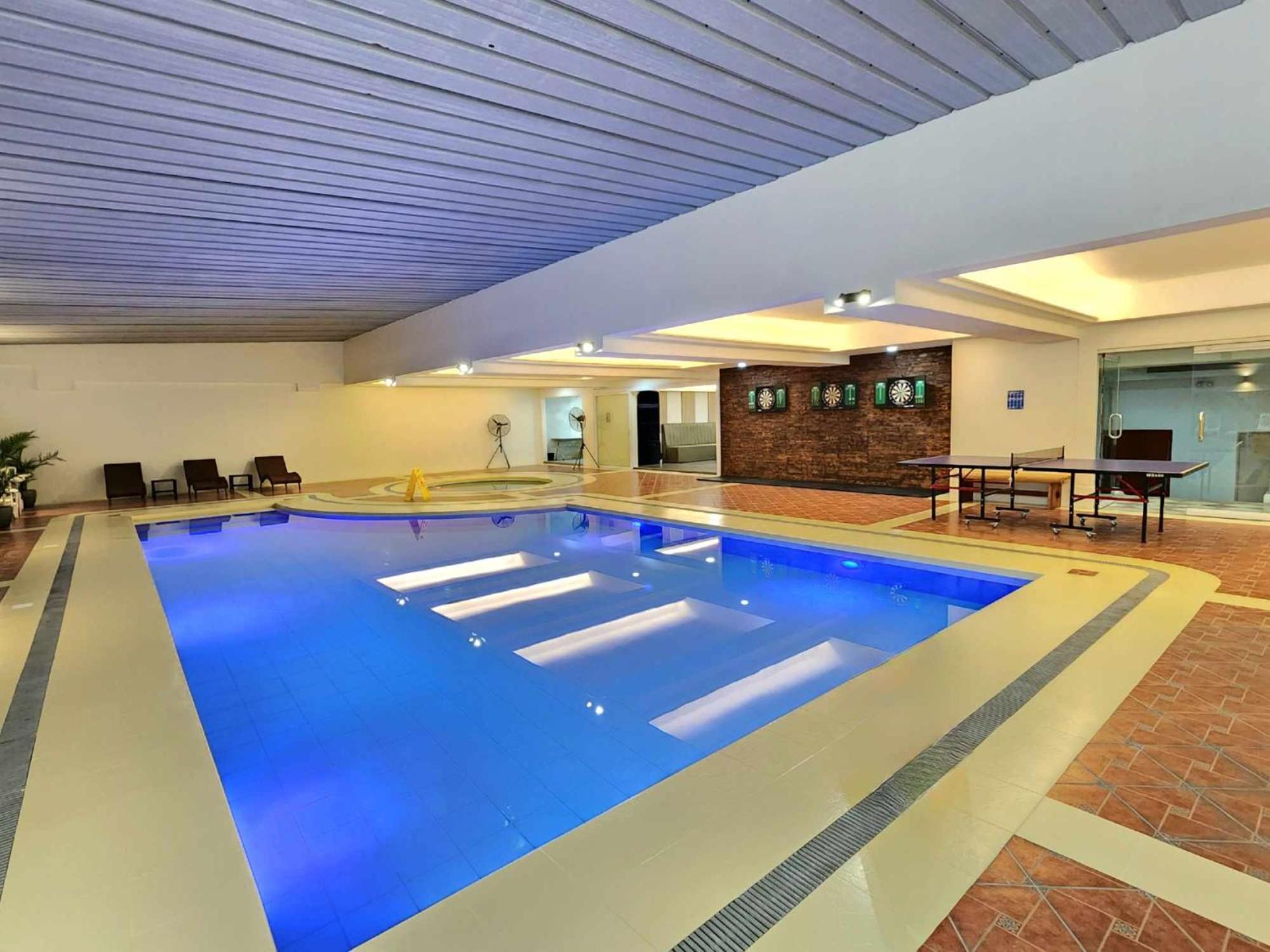 Burgundy Mckinley Place Service Apartment Manila Ngoại thất bức ảnh