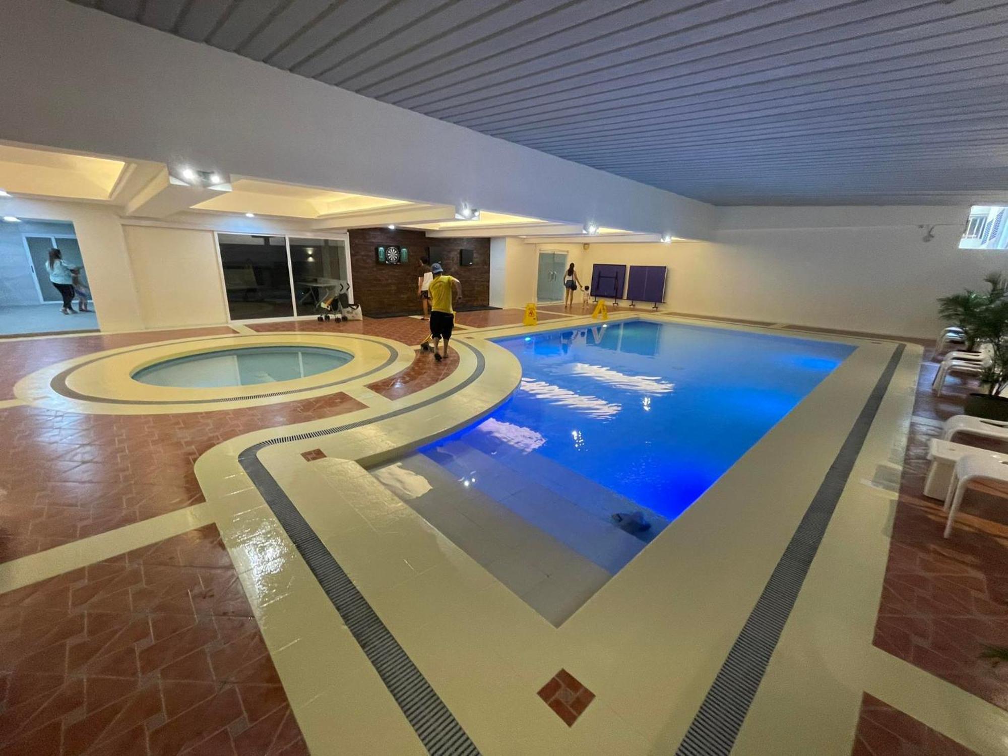 Burgundy Mckinley Place Service Apartment Manila Ngoại thất bức ảnh