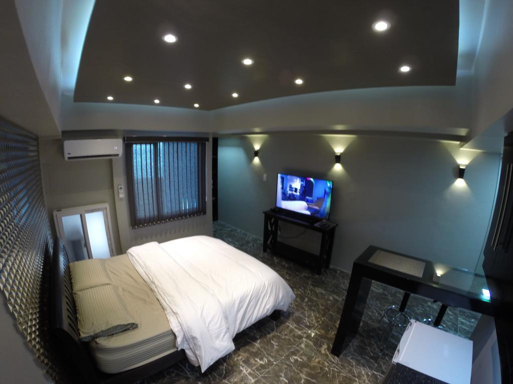 Burgundy Mckinley Place Service Apartment Manila Ngoại thất bức ảnh