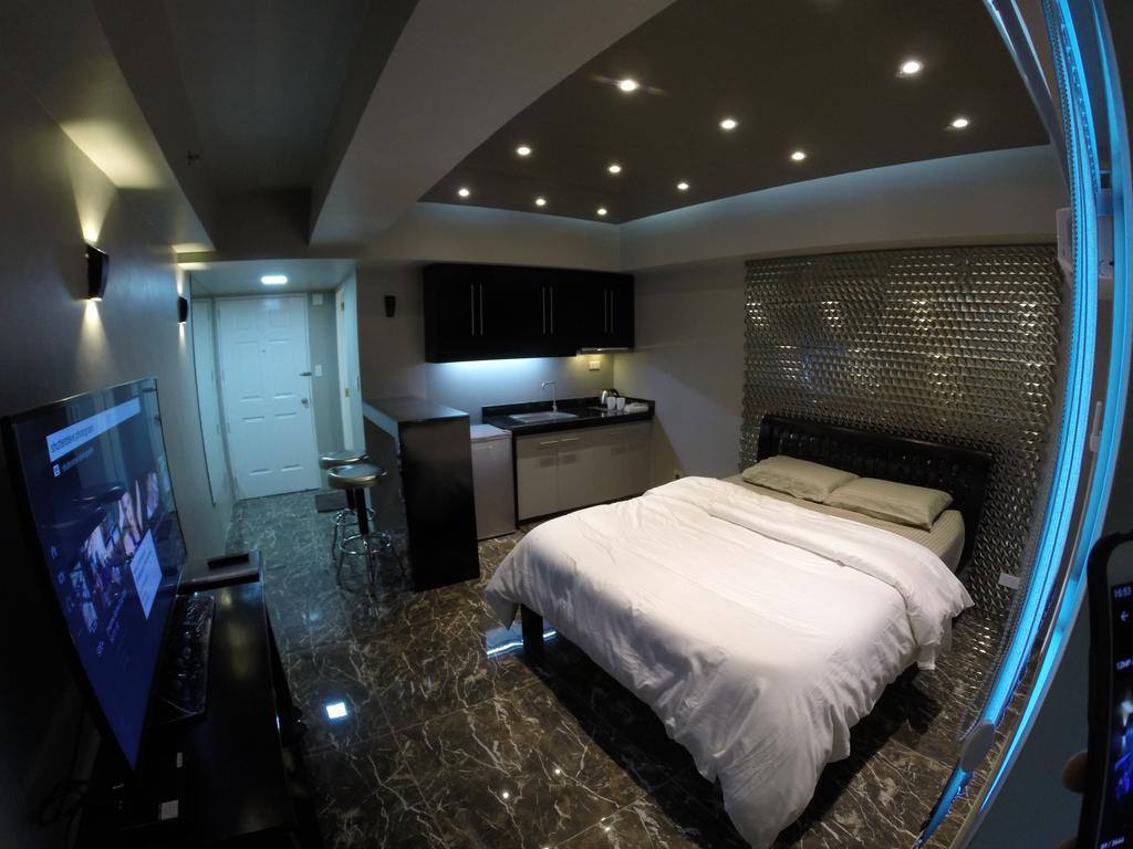 Burgundy Mckinley Place Service Apartment Manila Ngoại thất bức ảnh