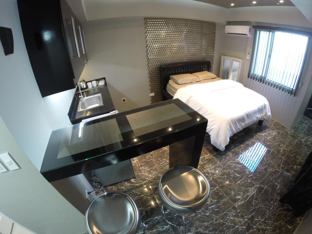 Burgundy Mckinley Place Service Apartment Manila Ngoại thất bức ảnh