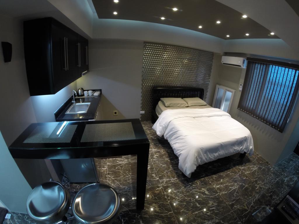 Burgundy Mckinley Place Service Apartment Manila Ngoại thất bức ảnh