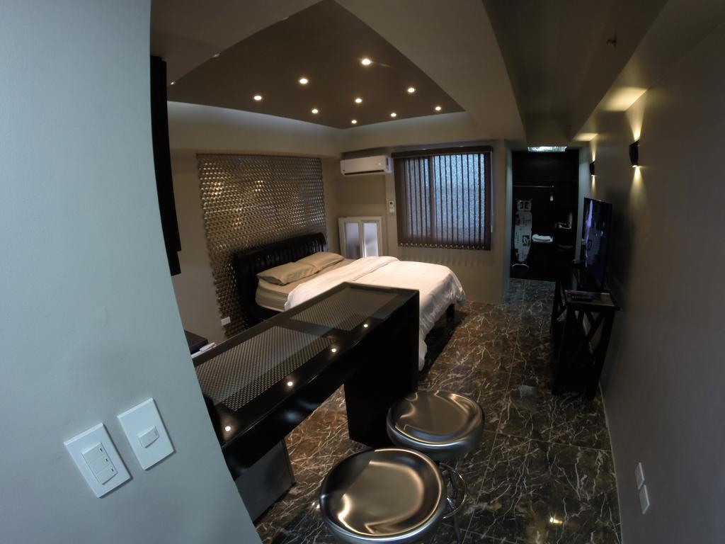 Burgundy Mckinley Place Service Apartment Manila Ngoại thất bức ảnh