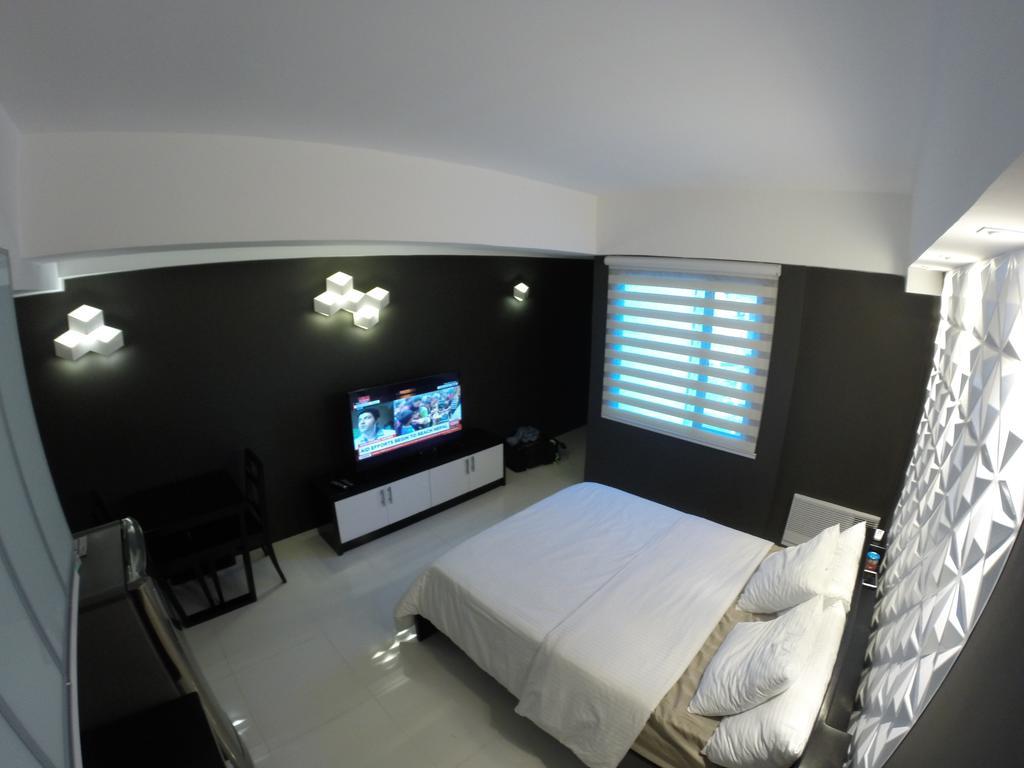 Burgundy Mckinley Place Service Apartment Manila Ngoại thất bức ảnh