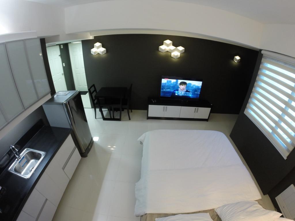 Burgundy Mckinley Place Service Apartment Manila Ngoại thất bức ảnh
