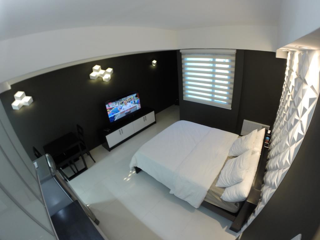 Burgundy Mckinley Place Service Apartment Manila Ngoại thất bức ảnh