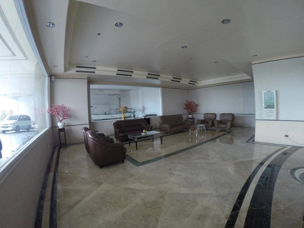 Burgundy Mckinley Place Service Apartment Manila Ngoại thất bức ảnh