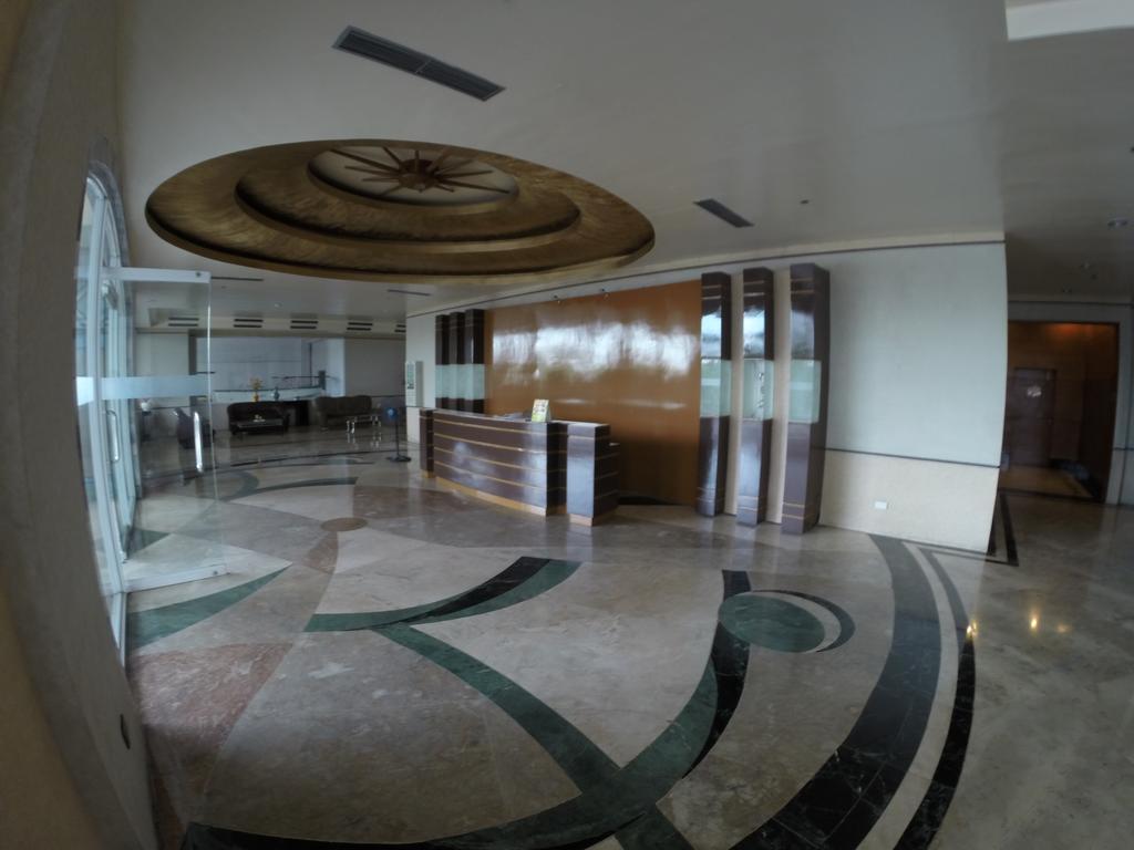 Burgundy Mckinley Place Service Apartment Manila Ngoại thất bức ảnh