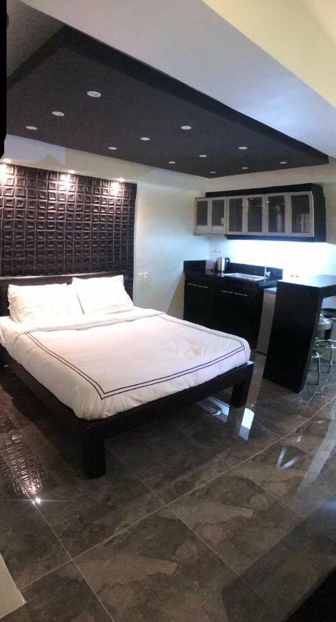 Burgundy Mckinley Place Service Apartment Manila Ngoại thất bức ảnh
